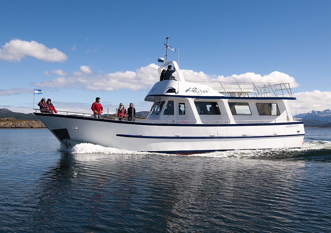 Yate privado por el Canal Beagle